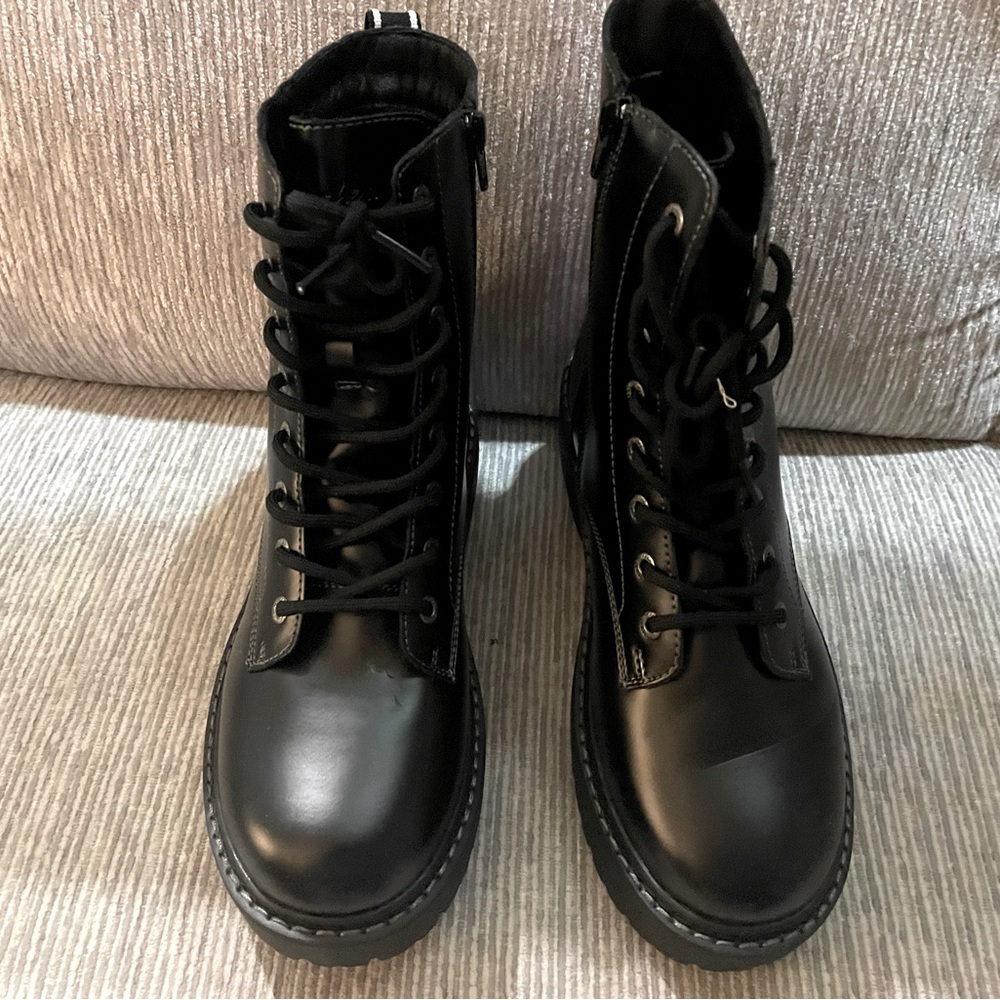 SKETCHERS Lace up Boots Women’s